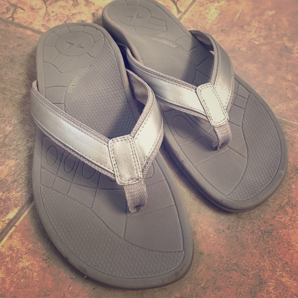 Silver Aetrex flip flops, good used condition.